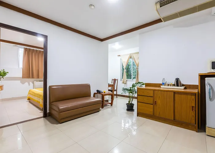 Collection O Howard Square Boutique Hotel